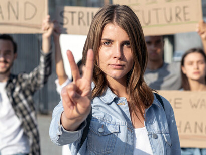 Tranquilidad y confianza son los sentimientos a los que apelan para endilgarnos normas y leyes que cambien las relaciones en el seno de un nuevo contrato social; un contrato sui géneris