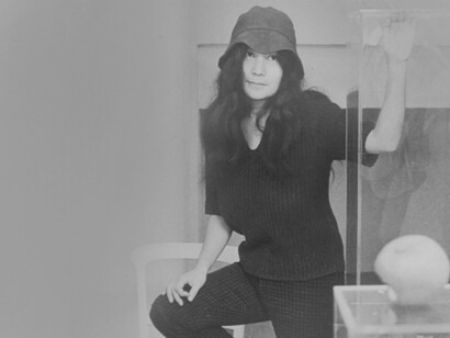 Yoko Ono junto a su obra de 1966, «Manzana»