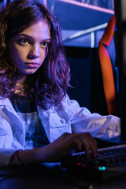 Estudos mostram que os videogames podem fortalecer habilidades cognitivas, como a atenção e a capacidade de alternância rápida entre tarefas, contribuindo para o desenvolvimento do cérebro