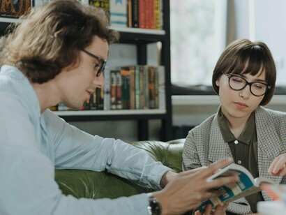 Os clubes de leitura, podem ser construídos com base em vínculos etários, profissionais, acadêmicos ou outros. Existem clubes de leitura para pessoas com 60 anos, que são construídos para discutir temas de interesse para essa faixa etária

