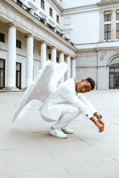 Um anjo branco agachado