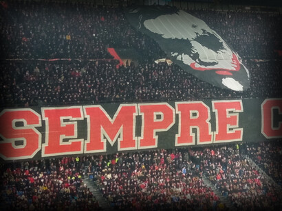 La tifoseria nella curva Sud a San Siro, Milano, Italia