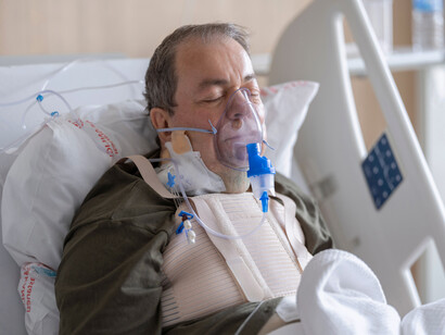 Es wurde von Insilico Medicine entwickelt, zielt auf die idiopathische Lungenfibrose ab und hat erfolgreich den Sprung in multiregionale klinische Phase-2-Studien geschafft. Bild: Patient