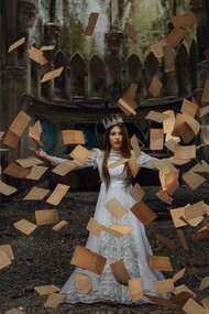 Quando mergulhamos nas suas águas azuis, nessa tinta que o escritor à antiga derramou num qualquer papel, então, caríssimos, passamos à delícia de imaginar tudo ao pormenor, a cores, com cheiros, volumos, risos ou lágrimas, texturas, prazeres, dor e suspiros e até gargalhadas
