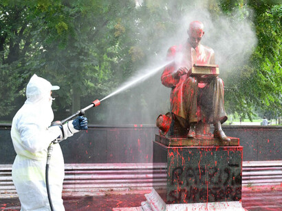La statua di Indro Montanelli ripulita dalla vernice rossa