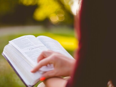 Paradójicamente, todo parece indicar que Cristo pudo haber iniciado sus prédicas entre mujeres liberadas económicamente de la dependencia masculina