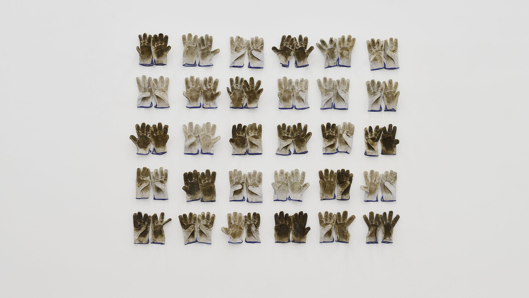 Héctor Zamora, Ordem e Progresso, 2017, 30 pairs of gloves, Variable dimensions. Courtesy of the artist and Luciana Brito Galeria, Photo by Roberto Apa
