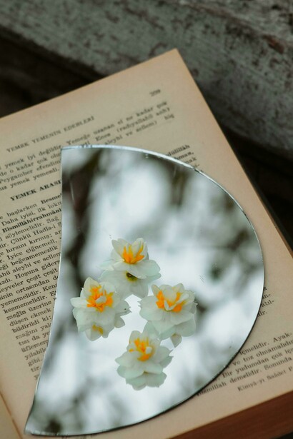 Espejo sobre un libro. El relato fantástico arroja nuestra cotidianeidad al encuentro con lo inexplicable