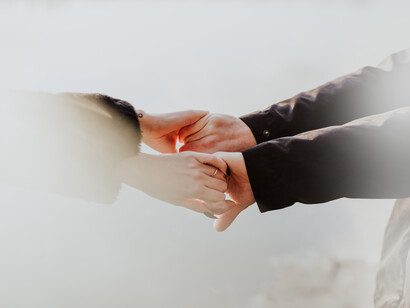 Una pareja se agarra de las manos