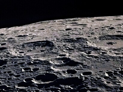 La Luna torna così a essere non soltanto il simbolo della stagione Apollo, ma il banco di prova di una nuova fase dell’esplorazione umana, nella quale le tecnologie sviluppate per le missioni lunari dovranno preparare anche il futuro viaggio verso Marte. Foto della Luna, credits: NASA