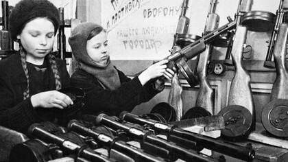 As meninas de quinze anos Nina Nikolaeva e Valya Volkova estão montando metralhadoras durante o cerco de Leningrado, 1942
