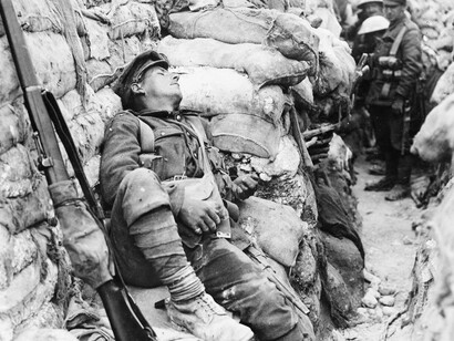Un soldado francés duerme en una trinchera en la Primera Guerra Mundial