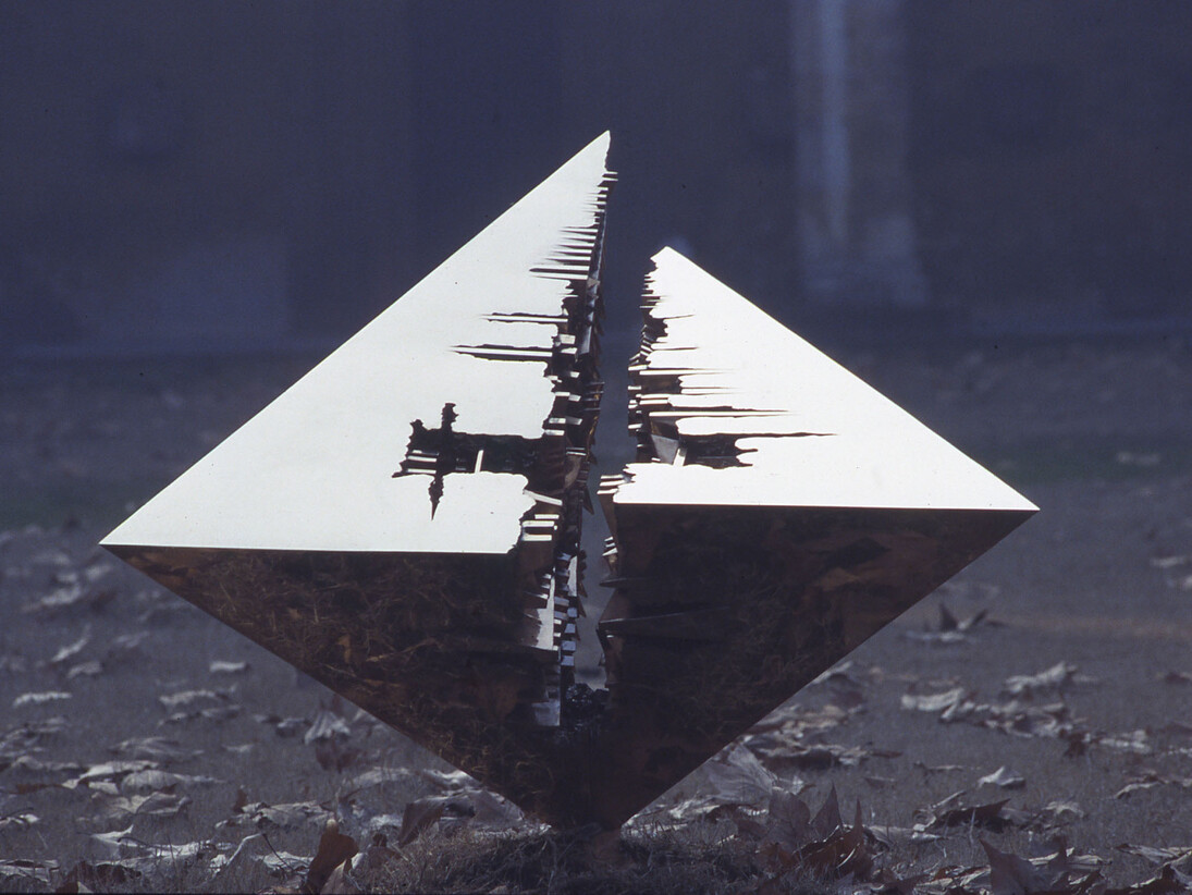 Arnaldo Pomodoro, Colpo d’ala, 1984  bronzo, 150 x 180 x 208 cm (foto Carlo Orsi). Courtesy of Palazzo Reale