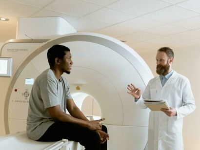 Medico illustra al paziente le procedure e il funzionamento della scansione radiologica