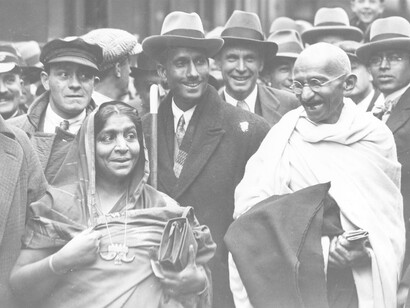 Mohandas Karamchand Gandhi, dirigente más destacado del Movimiento de independencia de la India contra el Raj británico