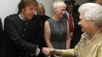 Paul McCartney e la Regina Elisabetta