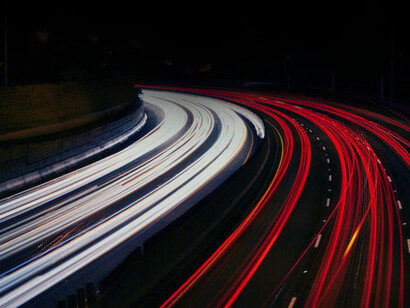 Luzes noturnas criando linhas de movimento