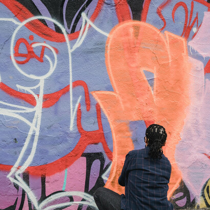 Mujer grafiteando una pared. Muchos artistas consagrados han recibido encargos para realizar murales en paredes u otros soportes en avenidas principales, autopistas o autovías