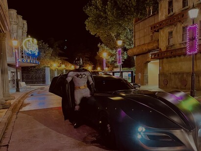 Batman entrando em seu Batmóvel, em Gotham City, Madri, Espanha