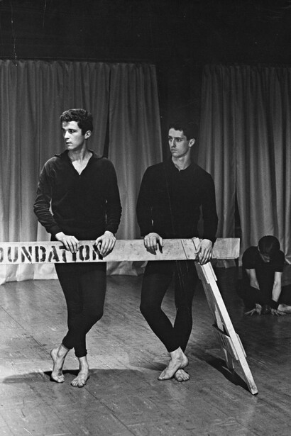 Yvonne Rainer, Terrain (1962–65), Judson Memorial Church, New York, April 1963 William Davis and Steve
Paxton observing the performance, Photo: Al Giese