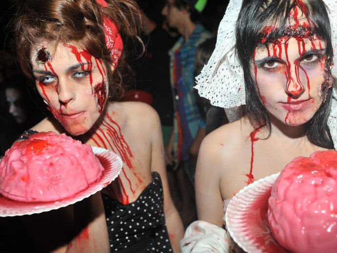 Festival de Sitges. Imágenes del "Zombi Walk" por las calles de la ciudad