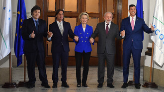 De izquierda a derecha: Javier Milei (presidente de Argentina), Luis Lacalle Pou (presidente de Uruguay), Ursula von der Leyen (presidenta de la Comisión Europea), Lula da Silva (presidente de Brasil) y Santiago Peña (presidente de Paraguay), tras las negociaciones del Acuerdo de Asociación, 6 de diciembre de 2024