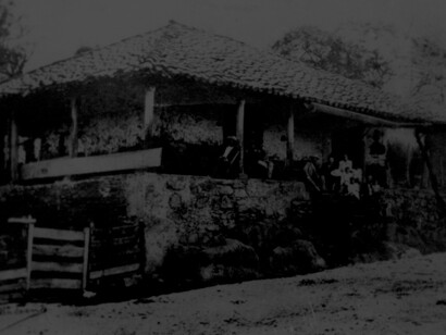 Vista lateral de la casona original de la hacienda Santa Rosa