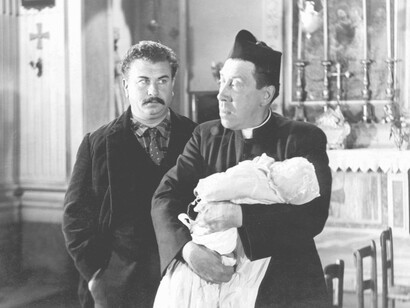 Al successo dei racconti di Guareschi hanno contribuito di certo anche i riuscitissimi film di Julien Duvivier con Fernandel nel ruolo del protagonista e Gino Cervi in quello dell’antagonista