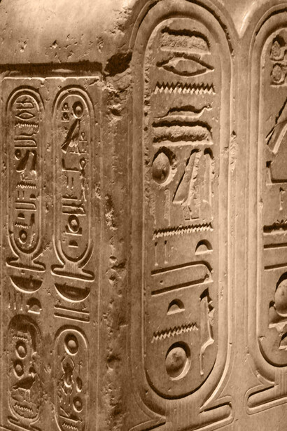 Estela que muestra algunos de los títulos del faraón Akenatón, y el nombre del dios Atón, enmarcados en cartuchos