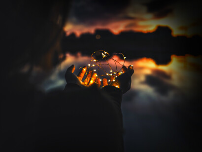 De acuerdo con el principio de destrucción todo sistema que se conduce con la energía débil está destinado a desintegrarse