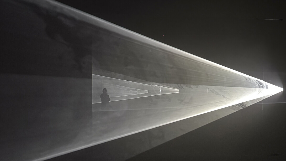 Anthony McCall, Fracción de segundo (espejo) IV, 2024. Cortesía del Museo Guggenheim Bilbao
