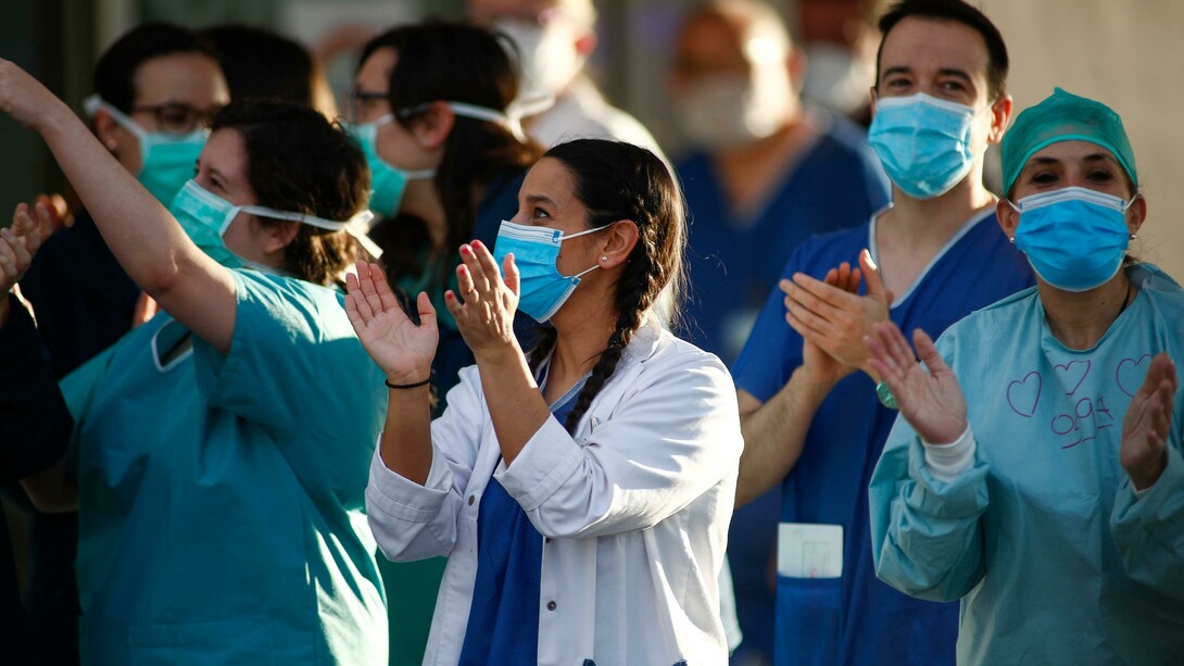 Profesionales de la sanidad madrileña se unen al aplauso 