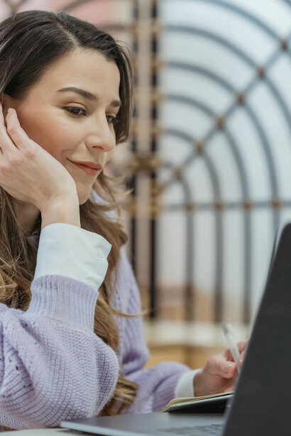 Especialista em marketing pensa em estratégias para criar botão de call to action em e-mail de vendas