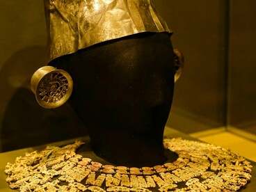 Joias e ornamentos ancestrais revelam a riqueza simbólica de povos antigos, mas também lembram que muitos desses tesouros chegaram às vitrines ocidentais em contextos de dominação