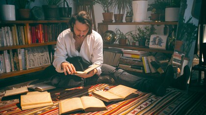 A poesia envolve uma constante transformação, onde palavras e significados se reconfiguram em novas formas e sentidos