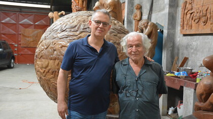 Juan Carlos Flores con Zeledón Guzmán en el taller del escultor