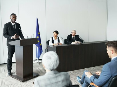 Sessões de debate e cooperação internacional permanecem fundamentais para a mediação de conflitos e a construção de acordos entre diferentes nações. Em um mundo cada vez mais multipolar, o diálogo continua sendo um dos principais instrumentos da política externa