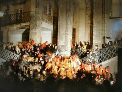 Queima das Fitas (festa tradicional em que os estudantes celebram o fim do ano letivo, em maio) em Lisboa, Portugal. Em setembro de 2024, a altura em que este artigo foi redigido, as propinas de um curso do 1º ciclo de estudos do Ensino Superior encontravam-se nos 70 euros, contudo os preços dos quartos estavam pela “hora da morte”