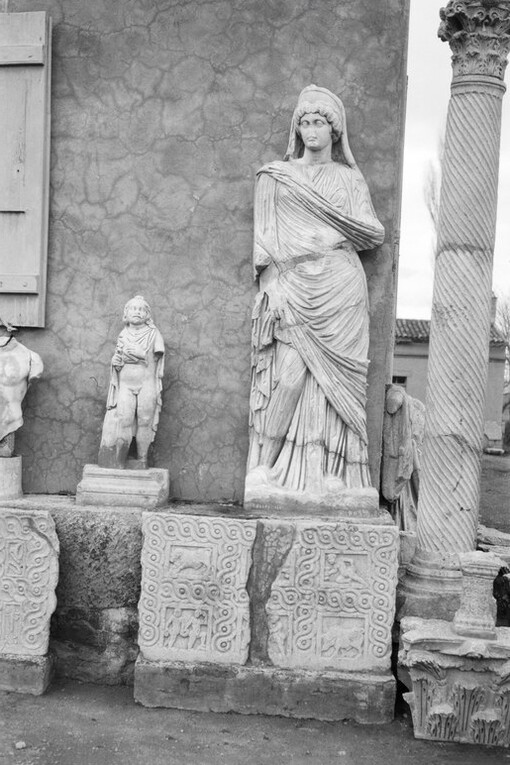 Estatuas y pilares en Timgad, Argelia