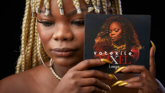 Um álbum surpreendente. Um disco solar, num país cinzento. Uma obra onde são percetíveis a dor de perder um pai, a dor de ser explorada e roubada, a dor da saudade, o amor à tradição, o sacrifício do trabalho para sustentar os (nossos) dependentes, abusando, num universo próprio, de elementos das mais diversas tipologias, como rock, jazz, bossa nova, psicadelismos, ambientalismo, africanismos, vários ou eletrónicas, sobretudo com uma descontração imensa e imersiva. É coisa rara por estes lados: um disco simultaneamente bem executado e capaz de respirar espontaneidade e graça por todos os poros