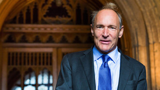 Tim Berners-Lee. Tra tutte le gratificazioni che ha ricevuto, la più illustre è il premio Turing, considerato il Nobel dell’informatica, che gli è stato conferito nel 2017, sottolineando il suo impatto straordinario nel mondo della tecnologia e delle comunicazioni digitali