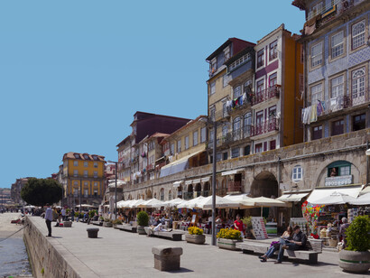 Lojinhas e restaurantes à margem da Ribeira do Porto, na cidade do Porto, em Portugal