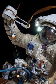 Il cosmonauta russo Oleg Artemyev, ingegnere di volo della Expedition 40, vestito con una tuta spaziale russa Orlan, partecipa a una sessione di attività extraveicolare (EVA) a sostegno della scienza e della manutenzione sulla Stazione Spaziale Internazionale. 2014, fonte NASA