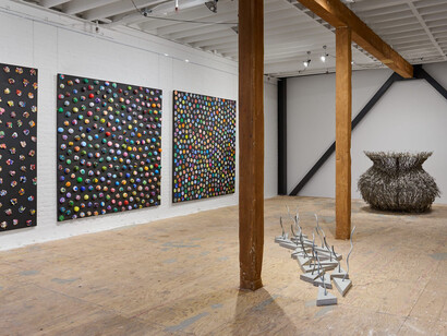 Peter Young and Maren Hassinger, Forms unbound, exhibition view. Courtesy of Gallery Wendi Norris