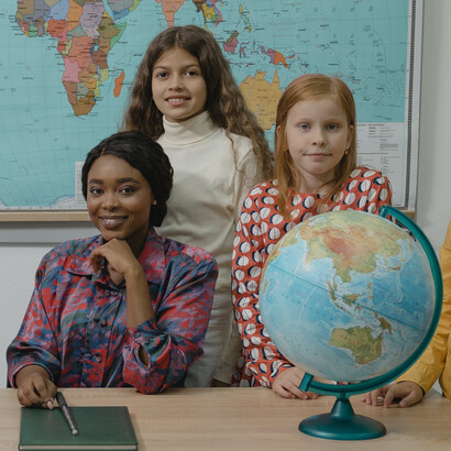 Professora de História em aula com os alunos do ensino fundamental 2