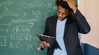 Professor angustiado. Primeiro de tudo, vamos tirar esse estigma da saúde mental. Não é só para quem está "ficando maluco" ou "desequilibrado" aliás, esses termos são tão velhos quanto o uso da palmatória na sala de aula. Saúde mental é pra todos nós, inclusive para quem consegue equilibrar os diários de classe, reuniões de pais e ainda tomar um cafezinho. Ela é a base que nos permite lidar com o estresse, nos relacionar bem com os colegas e alunos, e ter clareza sobre nosso papel como educadores