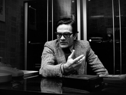 Pier Paolo Pasolini si scagliò soprattutto contro la società dei consumi sul modello degli anni Sessanta-Settanta, durante i quali criticò le varie rivoluzioni sociali, ma anche i protagonisti e la politica