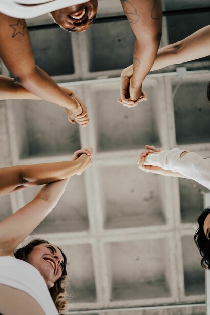 En contextos de migración y precariedad, el cuidado mutuo se convierte en una práctica política que fortalece la autonomía y la dignidad de las mujeres