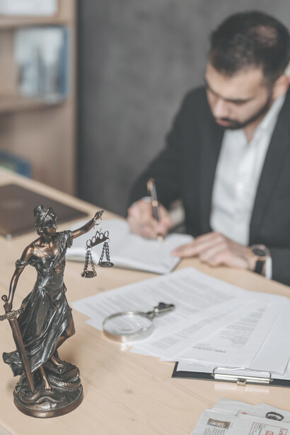 Diritto. Entrambi i seminari erano tesi a evidenziare le discrasie spesso esistenti tra diritto e morale e venivano dal professore sottoposti agli studenti sotto forma di racconto