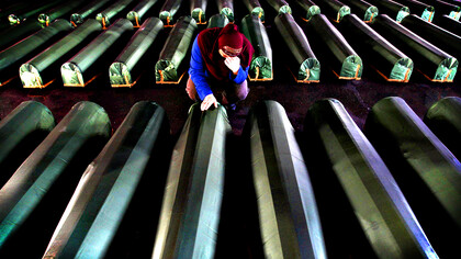 Donna che piange davanti a una bara